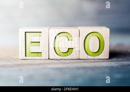 ECO geschrieben auf Holzblöcken auf EINEM Brett Stockfoto