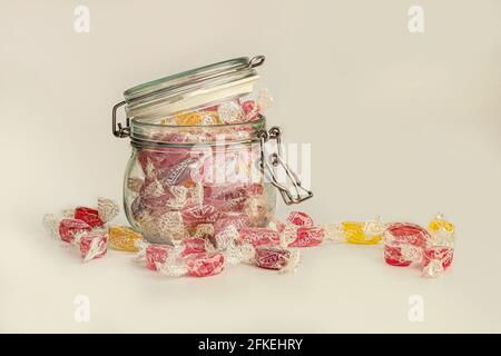 Kilner Jar gefüllt bis überfüllt mit Hustenbonbons auf einem Weißer Hintergrund Stockfoto