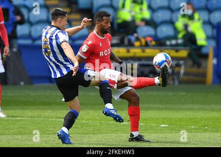 SHEFFIELD, GROSSBRITANNIEN. 1. MAI Joey Pelupessy aus Sheffield am Mittwoch kämpft mit Cafu (18) aus Nottingham Forest während des Sky Bet Championship-Spiels zwischen Sheffield Wednesday und Nottingham Forest in Hillsborough, Sheffield am Samstag, 1. Mai 2021. (Kredit: Jon Hobley, Mi News) Kredit: MI Nachrichten & Sport /Alamy Live News Stockfoto