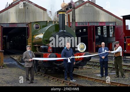 Didcot, Oxfordshire, Großbritannien. Mai 2021. Heute wurde im Didcot Railway Center eine Zeremonie zur Feier der Rückkehr der Großen Westlichen Sattelpanzerlokomotive „Trojan“ abgehalten. An der Veranstaltung, die von dem lokalen Abgeordneten David Johnston OBE besucht wurde, ist der Höhepunkt einer umfassenden Überholung, die über £200,000 gekostet hat.die 1897 gebaute Lokomotive arbeitete an Docks in der Nähe von Newport, Wales, bevor sie von der GWR als Teil der 1923 ‘gruppierten“ Eisenbahngesellschaften übernommen wurde. MP David Johnston OBE schneidet das Band vor der Lokomotive. G P Essex/Alamy Live News Stockfoto