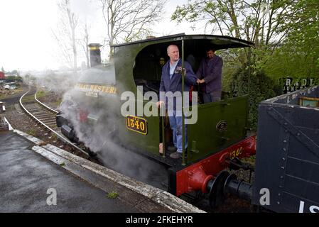 Didcot, Oxfordshire, Großbritannien. Mai 2021. Heute wurde im Didcot Railway Center eine Zeremonie zur Feier der Rückkehr der Großen Westlichen Sattelpanzerlokomotive „Trojan“ abgehalten. An der Veranstaltung, die von dem lokalen Abgeordneten David Johnston OBE besucht wurde, ist der Höhepunkt einer umfassenden Überholung, die über £200,000 gekostet hat.die 1897 gebaute Lokomotive arbeitete an Docks in der Nähe von Newport, Wales, bevor sie von der GWR als Teil der 1923 ‘gruppierten“ Eisenbahngesellschaften übernommen wurde. G P Essex/Alamy Live News Stockfoto