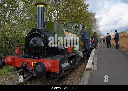 Didcot, Oxfordshire, Großbritannien. Mai 2021. Heute wurde im Didcot Railway Center eine Zeremonie zur Feier der Rückkehr der Großen Westlichen Sattelpanzerlokomotive „Trojan“ abgehalten. An der Veranstaltung, die von dem lokalen Abgeordneten David Johnston OBE besucht wurde, ist der Höhepunkt einer umfassenden Überholung, die über £200,000 gekostet hat.die 1897 gebaute Lokomotive arbeitete an Docks in der Nähe von Newport, Wales, bevor sie von der GWR als Teil der 1923 ‘gruppierten“ Eisenbahngesellschaften übernommen wurde. G P Essex/Alamy Live News Stockfoto