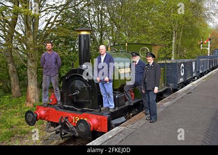 Didcot, Oxfordshire, Großbritannien. Mai 2021. Heute wurde im Didcot Railway Center eine Zeremonie zur Feier der Rückkehr der Großen Westlichen Sattelpanzerlokomotive „Trojan“ abgehalten. An der Veranstaltung, die von dem lokalen Abgeordneten David Johnston OBE besucht wurde, ist der Höhepunkt einer umfassenden Überholung, die über £200,000 gekostet hat.die 1897 gebaute Lokomotive arbeitete an Docks in der Nähe von Newport, Wales, bevor sie von der GWR als Teil der 1923 ‘gruppierten“ Eisenbahngesellschaften übernommen wurde. Auf diesem Foto sieht man Freiwillige, die vor Beginn des täglichen Gottesdienstes für Fotos posieren. G P Essex/Alamy Live News Stockfoto