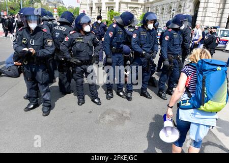 Wien, Österreich. 1. Mai 2021 Großer Demonstrationstag am 1. Mai in Wien. Die Polizei erwartet auch mehrere nicht registrierte Demonstrationen und wird mehrere Straßen in der Wiener Innenstadt zur Sicherheit absperren. Kredit: Franz Perc / Alamy Live News Stockfoto