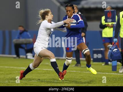 Julie Annery aus Frankreich und Abigail Dow aus England während des Women's Rugby Union Test Match zwischen Frankreich und England am 30. April 2021 im Le Stadium in Villeneuve-d'Ascq, Frankreich - Photo Loic Baratoux / DPPI / LiveMedia Stockfoto