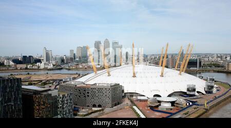 LONDON - MAI 26: London Skyline, von der Emirates Air Line Seilbahn aus gesehen, eröffnet am 2012. Juni, betrieben von TFL, inklusive O2 Arena, Canary Wharfs Wolkenkratzern, Stockfoto