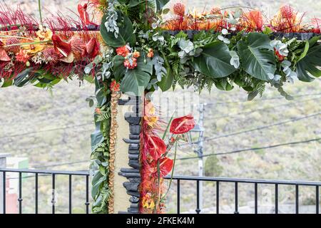 Tamaimo, Teneriffa, Kanarische Inseln. Mai 2021. Mit Blumen geschmückte Kreuze für die jährliche Feier des Kreuzweges auf der Plaza del Iglesia in Tamaimo, Santiago del Teide. „1909“. Carlos Alfredo González Álvarez. Stockfoto