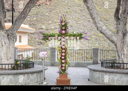 Tamaimo, Teneriffa, Kanarische Inseln. Mai 2021. Mit Blumen geschmückte Kreuze für die jährliche Feier des Kreuzweges auf der Plaza del Iglesia in Tamaimo, Santiago del Teide. „Avatar“. Williams Luis Alonso. Stockfoto