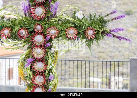 Tamaimo, Teneriffa, Kanarische Inseln. Mai 2021. Mit Blumen geschmückte Kreuze für die jährliche Feier des Kreuzweges auf der Plaza del Iglesia in Tamaimo, Santiago del Teide. „Avatar“. Williams Luis Alonso. Stockfoto