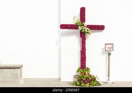 Tamaimo, Teneriffa, Kanarische Inseln. Mai 2021. Mit Blumen geschmückte Kreuze für die jährliche Feier des Kreuzweges auf der Plaza del Iglesia in Tamaimo, Santiago del Teide. „Púrpura“. Margarita Hernández Fleitas. Stockfoto