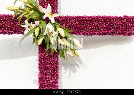 Tamaimo, Teneriffa, Kanarische Inseln. Mai 2021. Mit Blumen geschmückte Kreuze für die jährliche Feier des Kreuzweges auf der Plaza del Iglesia in Tamaimo, Santiago del Teide. „Púrpura“. Margarita Hernández Fleitas. Stockfoto