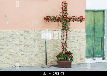 Tamaimo, Teneriffa, Kanarische Inseln. Mai 2021. Mit Blumen geschmückte Kreuze für die jährliche Feier des Kreuzweges auf der Plaza del Iglesia in Tamaimo, Santiago del Teide. „Sacrificio“. Floristería Beatriz. Stockfoto