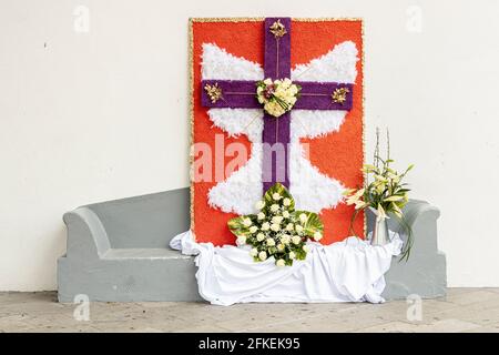 Tamaimo, Teneriffa, Kanarische Inseln. Mai 2021. Mit Blumen geschmückte Kreuze für die jährliche Feier des Kreuzweges auf der Plaza del Iglesia in Tamaimo, Santiago del Teide. Hergestellt von der Associacón de Vecinos de Tamaimo. Stockfoto