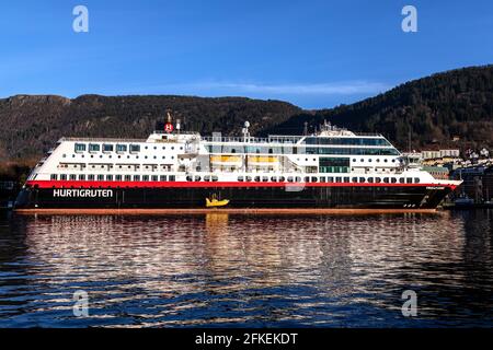 Auto- und Passagierfähre Trollfjord am Festningskaien Kai, im Hafen von Bergen, Norwegen Stockfoto