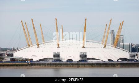 LONDON - MAI 26: Der Millennium Dome, auch O2 Arena genannt, am 26. Mai 2013 in London, Großbritannien. Der Dome, der 1999 vom Architekten Richard Rogers fertiggestellt wurde, ist Stockfoto