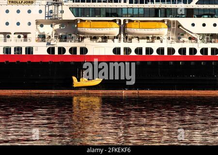 Mittschiffposition der Auto- und Passagierküstenfähre Trollfjord am Festningskaien Kai, im Hafen von Bergen, Norwegen Stockfoto