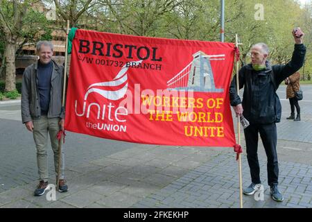 Bristol, Großbritannien. Mai 2021. Im Castle Park treffen sich Menschen zu einem marsch durch die Stadt Bristol. Am 1. Mai ist der Internationale Arbeitertag, Gewerkschaften und Arbeiter kamen zusammen, um die Sache zu feiern und ihre Kämpfe hervorzuheben. Kredit: JMF Nachrichten/Alamy Live Nachrichten Stockfoto