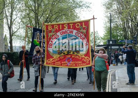 Bristol, Großbritannien. Mai 2021. Im Castle Park treffen sich Menschen zu einem marsch durch die Stadt Bristol. Am 1. Mai ist der Internationale Arbeitertag, Gewerkschaften und Arbeiter kamen zusammen, um die Sache zu feiern und ihre Kämpfe hervorzuheben. Kredit: JMF Nachrichten/Alamy Live Nachrichten Stockfoto