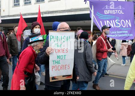 Bristol, Großbritannien. Mai 2021. Im Castle Park treffen sich Menschen zu einem marsch durch die Stadt Bristol. Am 1. Mai ist der Internationale Arbeitertag, Gewerkschaften und Arbeiter kamen zusammen, um die Sache zu feiern und ihre Kämpfe hervorzuheben. Kredit: JMF Nachrichten/Alamy Live Nachrichten Stockfoto