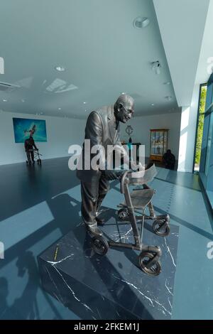 Harz- und Bronzestatuen von Sir Captain Tom Moore, die in Clark-Skulpturen ausgestellt sind, finden sich im Springs Retail Park in Leeds, West Yorkshire Stockfoto