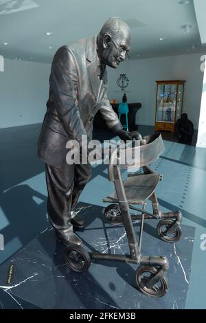 Eine Harzstatue des verstorbenen Sir Captain Tom Moore, die in Clark Sculptures ausgestellt ist, wird im Springs Retail Park in Leeds ausgestellt. Stockfoto