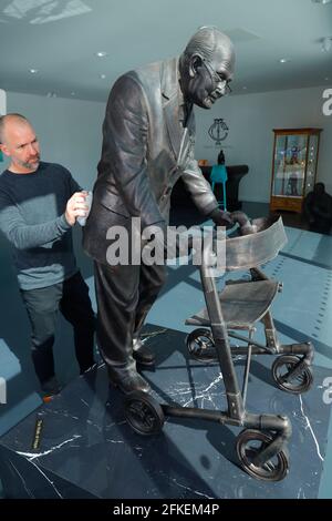 Bildhauer Tony Clark mit seiner Harzstatue der späten Sir Captain Thomas Moore, der über £30 Millionen Pfund gesammelt hat Für den NHS Stockfoto