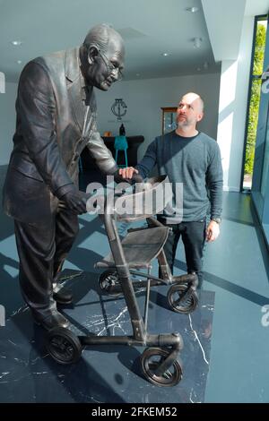 Bildhauer Tony Clark mit seiner Harzstatue der späten Sir Captain Thomas Moore, der über £30 Millionen Pfund gesammelt hat Für den NHS Stockfoto