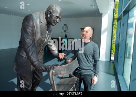 Bildhauer Tony Clark mit seiner Harzstatue der späten Sir Captain Thomas Moore, der über £30 Millionen Pfund gesammelt hat Für den NHS Stockfoto