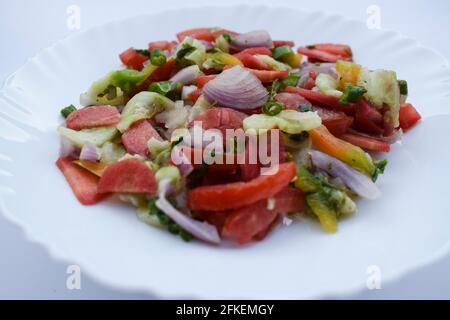 Indischer authentischer Salat, bekannt als Kachumbar Salat, zubereitet aus frisch gehackten Zwiebeln, Tomaten, Gurken, Koriander und grünem Chilly. Gesprickelt mit lemo Stockfoto