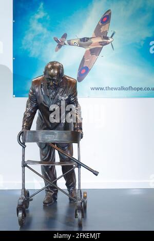 Bronzestatue des verstorbenen Sir Captain Thomas Moore, geschaffen vom Bildhauer Tony Clark. Das ist im Clark Sculptures Pop-up Store in Leeds zu sehen Stockfoto