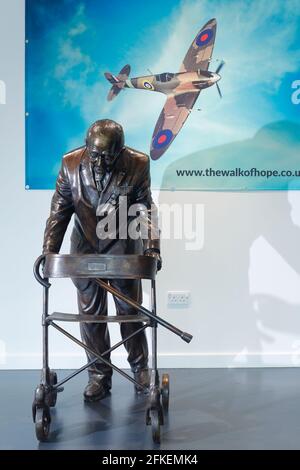 Bronzestatue des verstorbenen Sir Captain Thomas Moore, geschaffen vom Bildhauer Tony Clark. Das ist im Clark Sculptures Pop-up Store in Leeds zu sehen Stockfoto