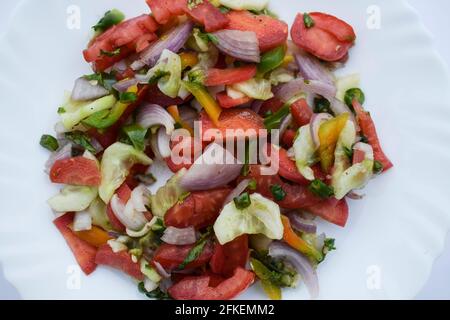 Salat, indischer, indischer Salat, Tomaten, Zwiebeln, Weißer Hintergrund, Sambhaar, Kachumber, Kachumbar, Gurke, asien, asiatischer Salat, süß und sauer, lecker, Feinkost Stockfoto