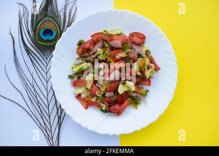 Köstliche nahrhafte und gesunde Lebensmittel Artikel. Gemischter Gemüsesalat Snacks hausgemachter indischer Salat. Asiatische Küche Stockfoto