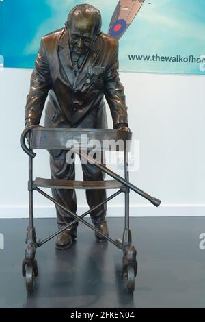 Bronzestatue des verstorbenen Sir Captain Thomas Moore, geschaffen vom Bildhauer Tony Clark. Das ist im Clark Sculptures Pop-up Store in Leeds zu sehen Stockfoto