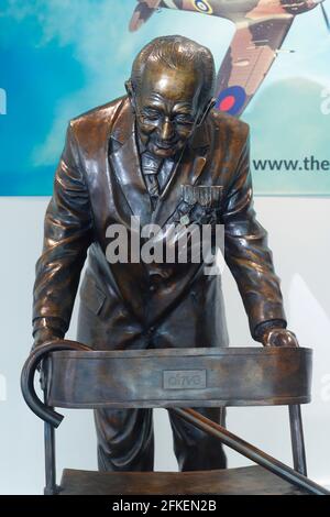 Bronzestatue des verstorbenen Sir Captain Thomas Moore, geschaffen vom Bildhauer Tony Clark. Das ist im Clark Sculptures Pop-up Store in Leeds zu sehen Stockfoto