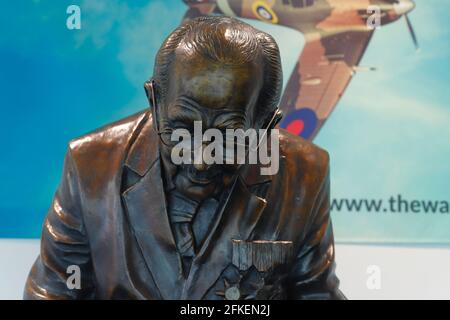 Bronzestatue des verstorbenen Sir Captain Thomas Moore, geschaffen vom Bildhauer Tony Clark. Das ist im Clark Sculptures Pop-up Store in Leeds zu sehen Stockfoto