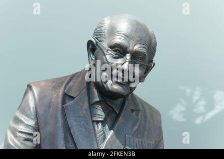 Eine Harzstatue des verstorbenen Sir Captain Tom Moore, die in Clark Sculptures ausgestellt ist, wird im Springs Retail Park in Leeds ausgestellt. Stockfoto