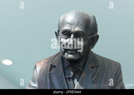 Eine Harzstatue des verstorbenen Sir Captain Tom Moore, die in Clark Sculptures ausgestellt ist, wird im Springs Retail Park in Leeds ausgestellt. Stockfoto