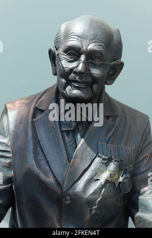 Eine Harzstatue des verstorbenen Sir Captain Tom Moore, die in Clark Sculptures ausgestellt ist, wird im Springs Retail Park in Leeds ausgestellt. Stockfoto