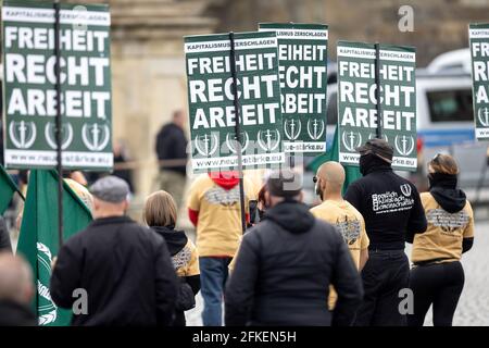 Erfurt, Deutschland. Mai 2021. Demonstranten der rechtsextremen Gruppe "Neue Stärke Erfurt" stehen während einer Kundgebung auf dem Erfurter Domplatz. Quelle: Michael Reichel/dpa/Alamy Live News Stockfoto