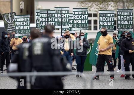 Erfurt, Deutschland. Mai 2021. Demonstranten der rechtsextremen Gruppe "Neue Stärke Erfurt" stehen mit Spruchbändern bei einer Kundgebung auf dem Erfurter Domplatz. Quelle: Michael Reichel/dpa/Alamy Live News Stockfoto