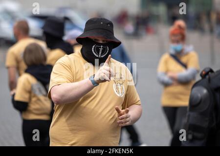 Erfurt, Deutschland. Mai 2021. Demonstranten der rechtsextremen Gruppe "Neue Stärke Erfurt" stehen während einer Kundgebung auf dem Erfurter Domplatz. Quelle: Michael Reichel/dpa/Alamy Live News Stockfoto