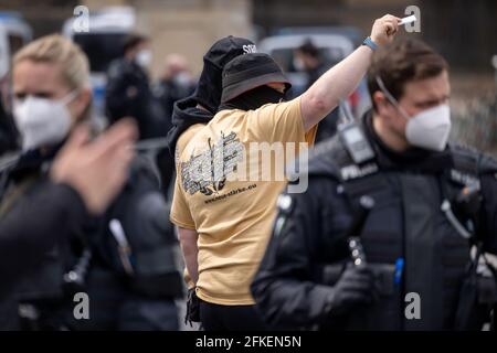 Erfurt, Deutschland. Mai 2021. Demonstranten der rechtsextremen Gruppe "Neue Stärke Erfurt" stehen während einer Kundgebung auf dem Erfurter Domplatz. Quelle: Michael Reichel/dpa/Alamy Live News Stockfoto