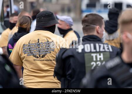 Erfurt, Deutschland. Mai 2021. Demonstranten der rechtsextremen Gruppe "Neue Stärke Erfurt" stehen während einer Kundgebung auf dem Erfurter Domplatz. Quelle: Michael Reichel/dpa/Alamy Live News Stockfoto