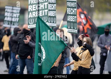 Erfurt, Deutschland. Mai 2021. Demonstranten der rechtsextremen Gruppe "Neue Stärke Erfurt" stehen mit Spruchbändern bei einer Kundgebung auf dem Erfurter Domplatz. Quelle: Michael Reichel/dpa/Alamy Live News Stockfoto