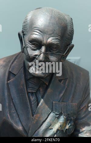 Harzstatue des verstorbenen Sir Captain Thomas Moore Ausstellung bei Clark Sculptures Pop-up-Shop bei The Springs Retail Park in Leeds, West Yorkshire Stockfoto