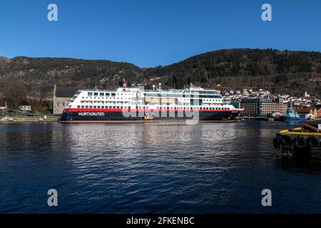 Auto- und Passagierfähre Trollfjord am Festningskaien Kai, im Hafen von Bergen, Norwegen. Stockfoto