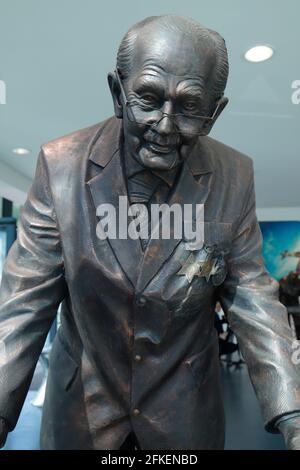 Harzstatue des verstorbenen Sir Captain Thomas Moore Ausstellung bei Clark Sculptures Pop-up-Shop bei The Springs Retail Park in Leeds, West Yorkshire Stockfoto