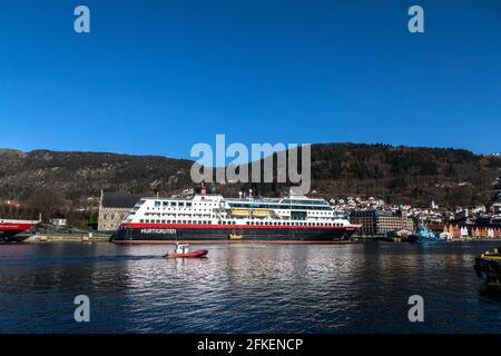 Auto- und Passagierfähre Trollfjord am Festningskaien Kai, im Hafen von Bergen, Norwegen. Winziger Polarzirkel vorne. Stockfoto