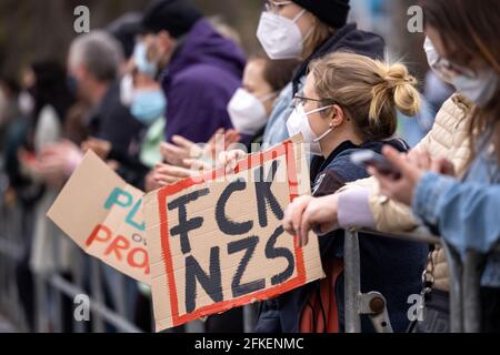 Erfurt, Deutschland. Mai 2021. Gegendemonstranten stehen neben der Kundgebung der rechtsextremen Gruppe "Neue Stärke Erfurt" auf dem Erfurter Domplatz. Quelle: Michael Reichel/dpa/Alamy Live News Stockfoto